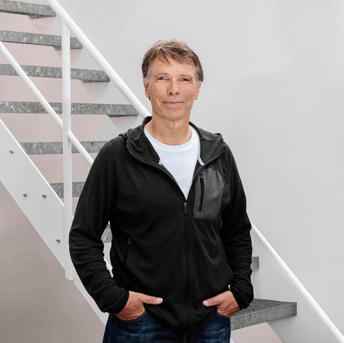 Porträt Roland Primus vor einer weissen Treppe