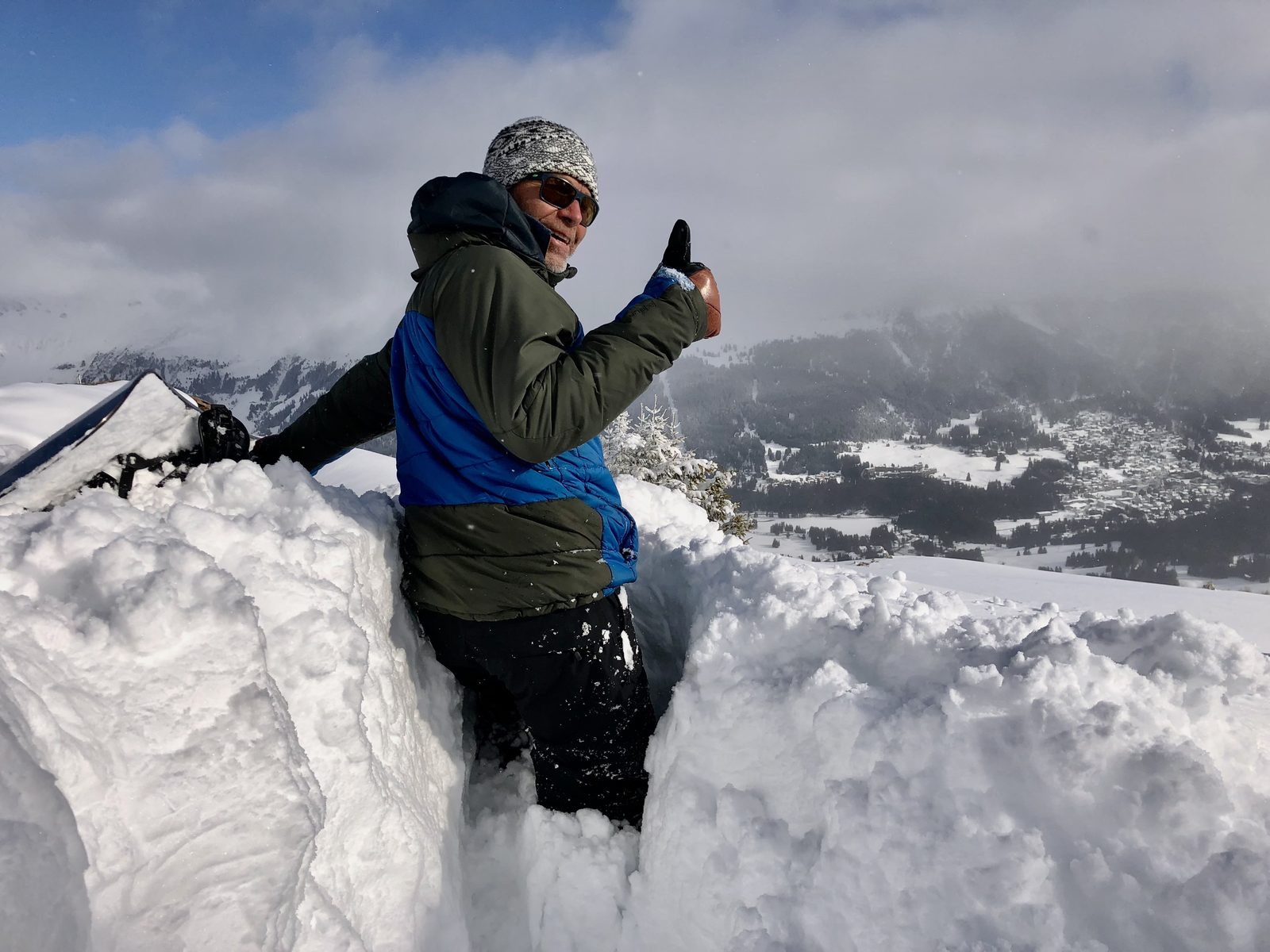 Roland steht bis zur Hüfte im Tiefschnee und zeigt den Daumen nach oben