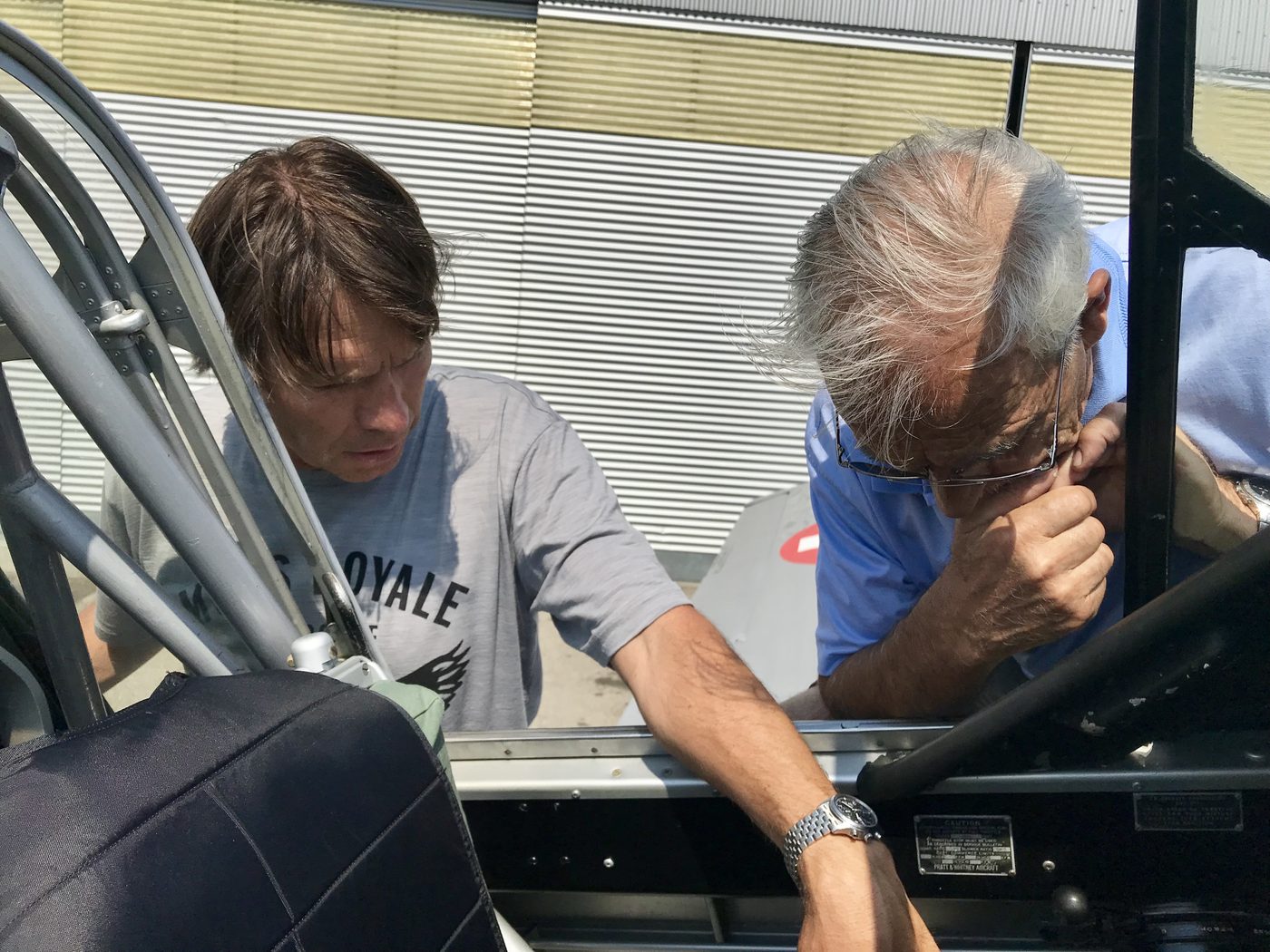 Zwei Männer arbeiten zusammen im Cockpit