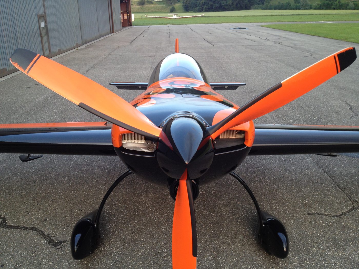 Die Votec 322 von vorn, mit dreiblättrigem Propeller