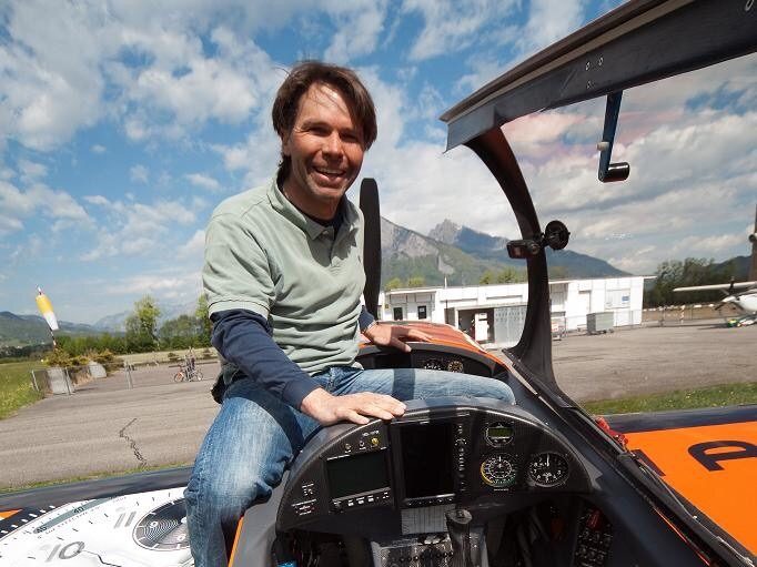 Roland sitzt lachend auf dem Rand des offenen Cockpits der Votec